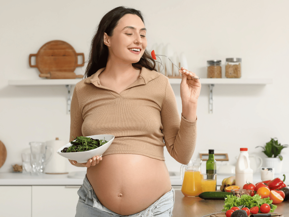 grávida se alimentando para uma gravidez saudável e tranquila