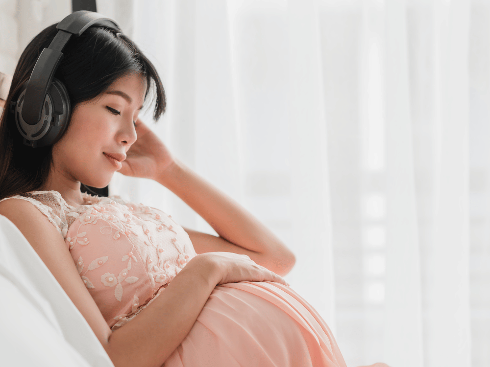 Gestante ouvindo música e criando conexão com o bebê