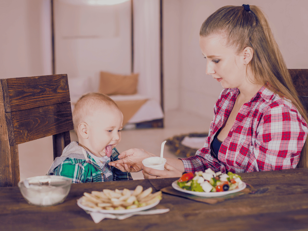 Mãe e bebê em rotina materna