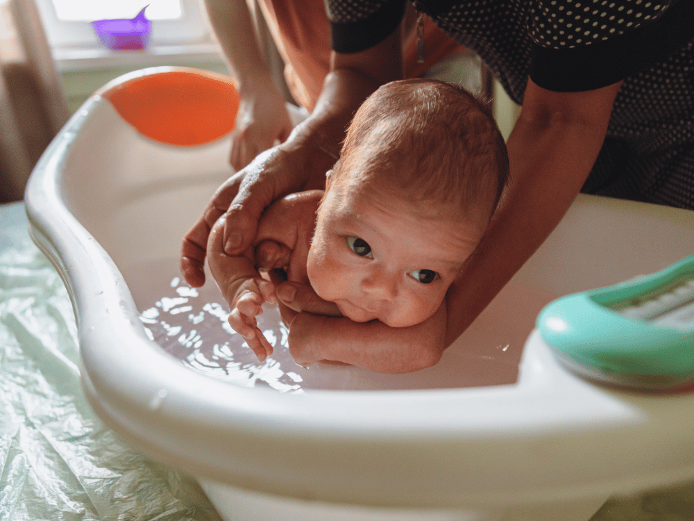 Bebê em banheira para banho