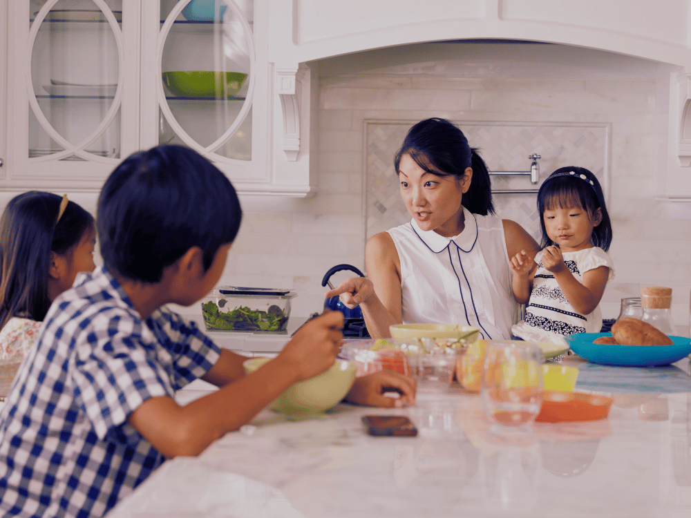 Mãe e filhos em rotina materna