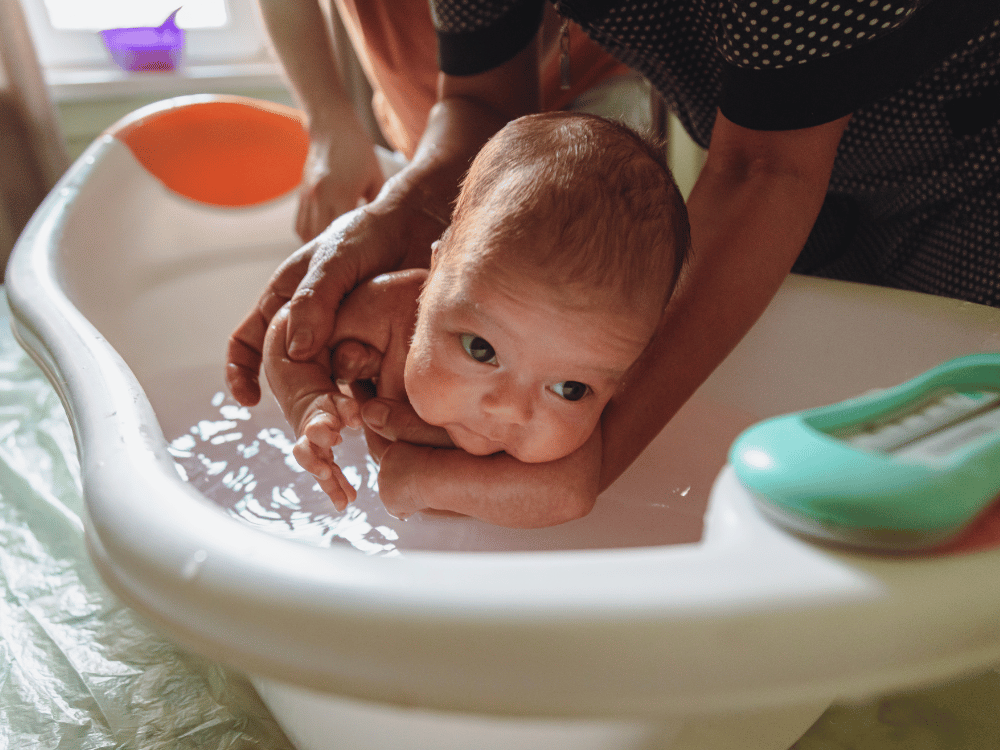 banho morno para reduzir a colica do bebe