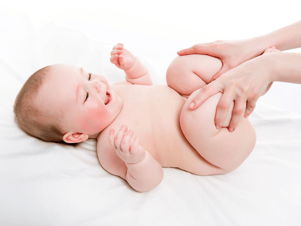 massagem para reduzir a colica do bebe.
