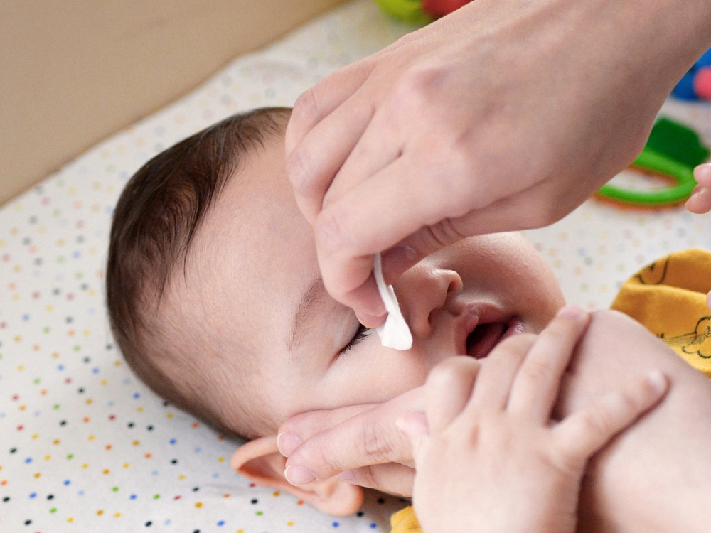 como limpar os olhos do bebê com gaze passo a passo