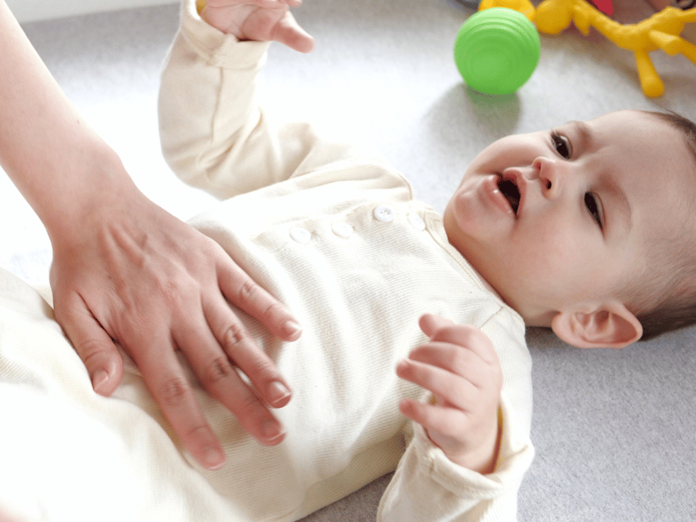 Massagem para diminuir a cólica do bebê 