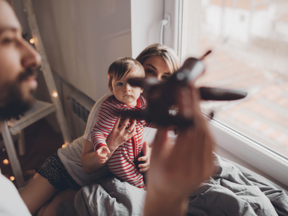 pai e mãe brincando com o bebê- divisão das tarefas da casa após o nascimento do bebê.