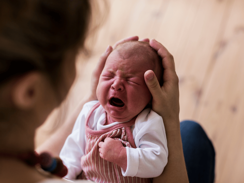 Mãe acalmando bebê com cólica: funchicórea funciona? 