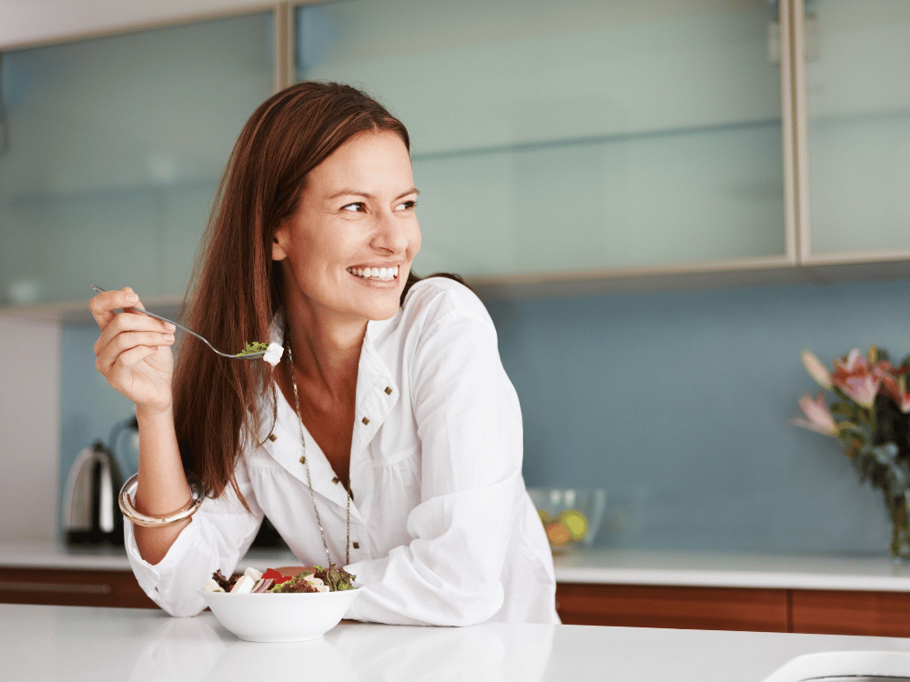 Mulher se alimentando com dieta mediterrânea, alimentação para fertilidade. 