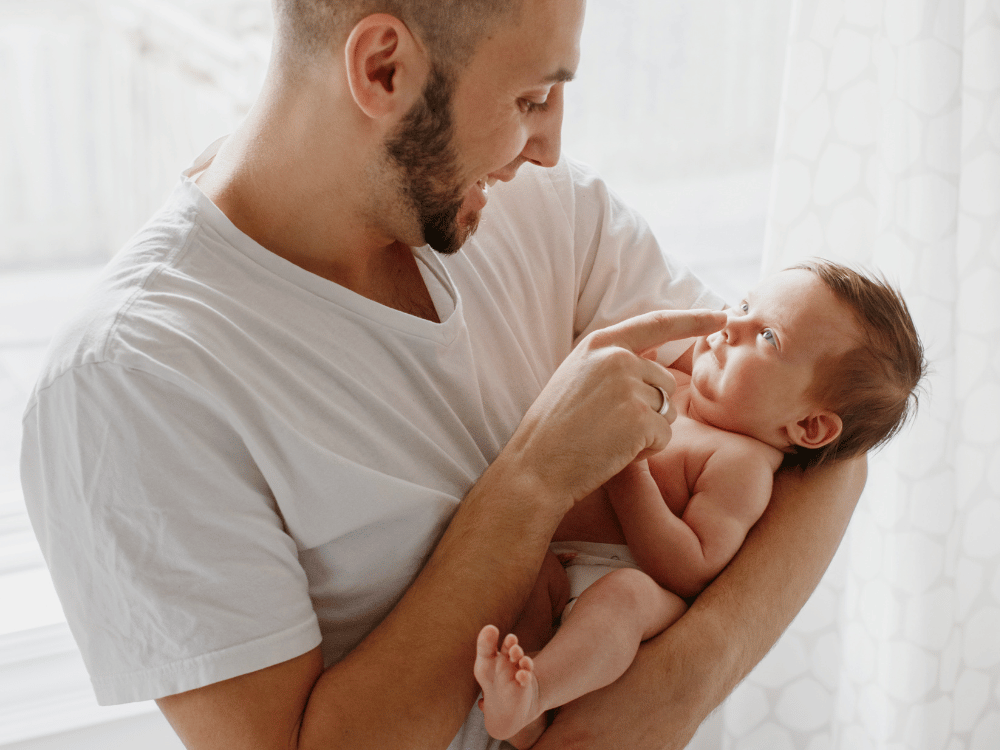 Pai no Banho do Bebê: 4 Dicas para fazê-lo ajudar